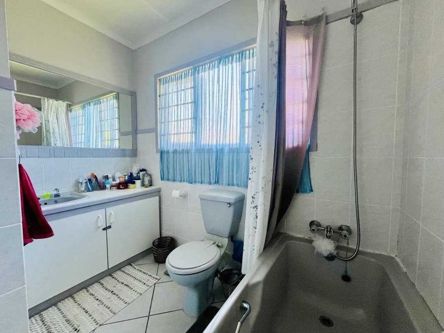 4 Bedroom Property for Sale in Sandbaai Western Cape